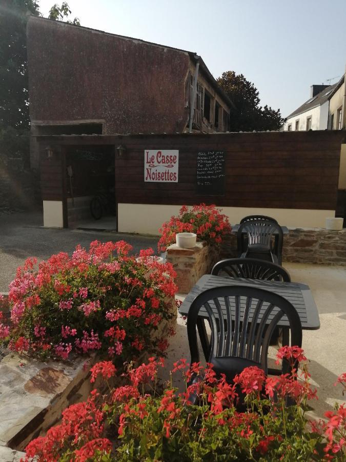 Le Casse Noisettes Hotel Gourin Bagian luar foto